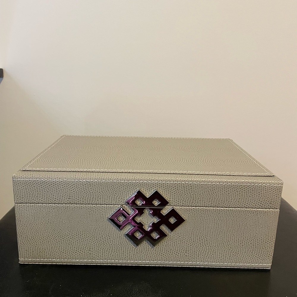 Jewelry box excellent condition